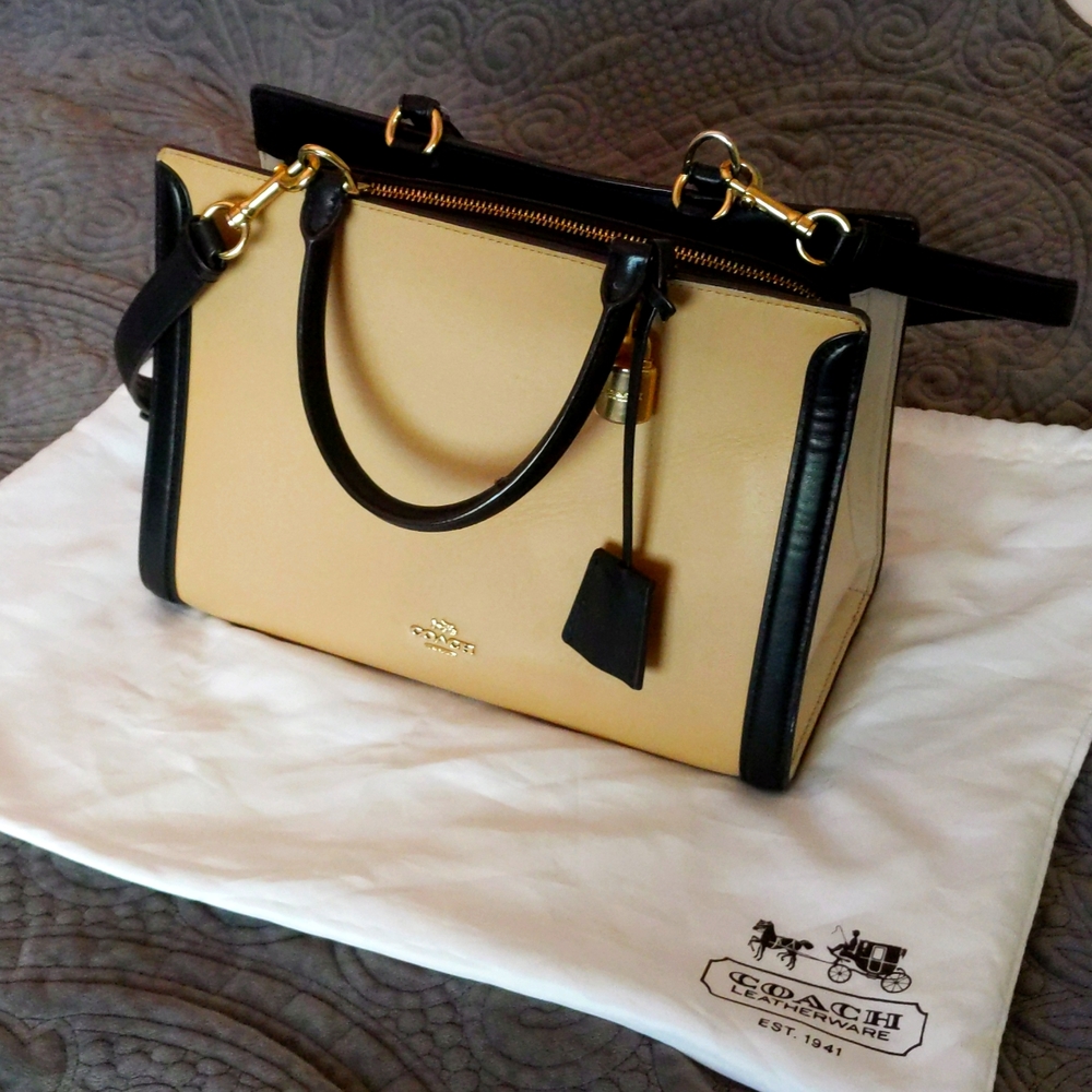 ⚜️Coach⚜️Zoe crossbody carryall tote tan, black, cream colorblock $498 🖤🤍🤎